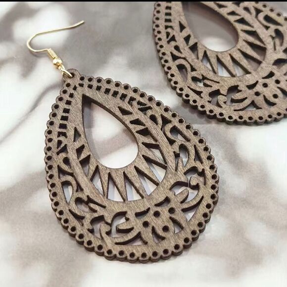 NEW … BOHEMIAN STYLE WOODEN HOLLOW PATTERN DROP EARRINGS - Picture 3 of 6